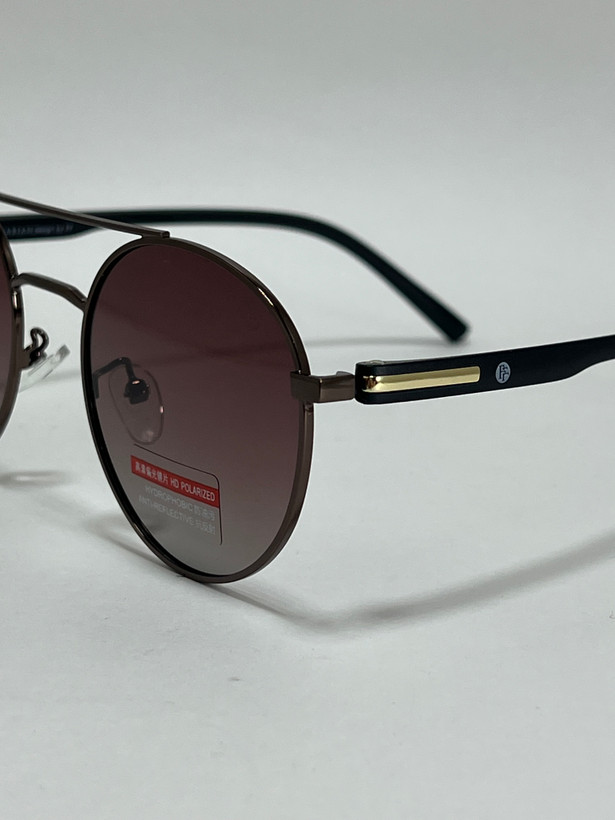 نمای نزدیک از پل بینی عینک آفتابی مردانه فیلیپ فابین نقرهای کلاسیک