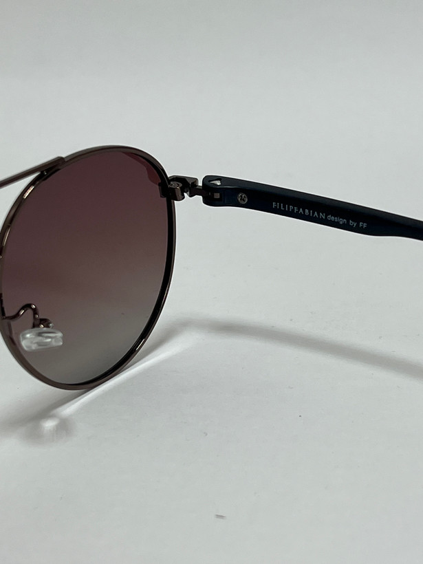 زاویه کناری فریم نقرهای برای نمایش لنز قهوهای سایه روشن کلاسیک