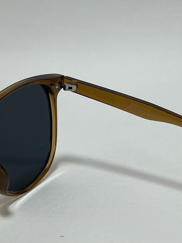 زاویه کناری فریم کائوچویی برای نمایش فرم فریم و لنز دودی