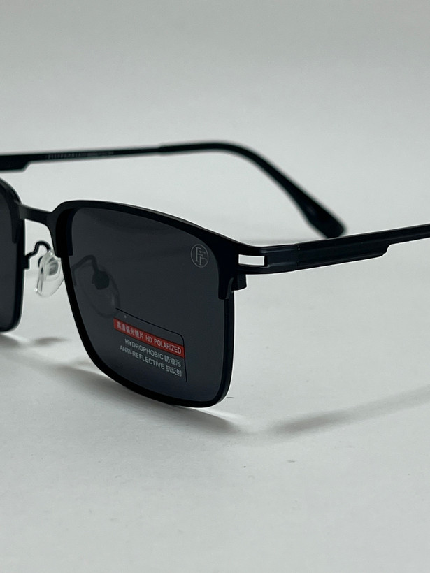 نمای نزدیک از فریم فلزی مشکی عینک آفتابی مردانه فیلیپ فابین