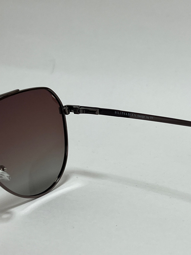 زاویه کناری فریم نقرهای برای نمایش لنز قهوهای سایه روشن شیک