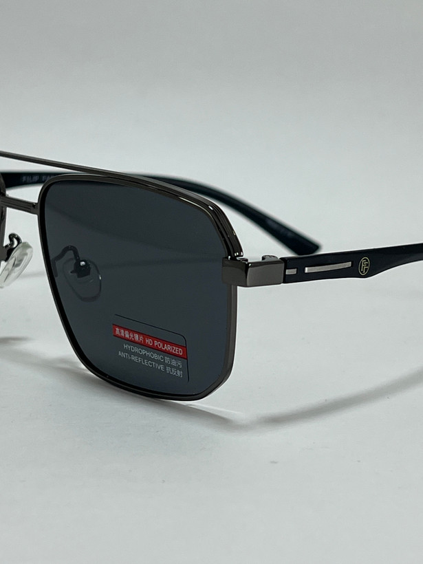 نمای نزدیک از پل بینی عینک آفتابی خلبانی فیلیپ فابین طلایی