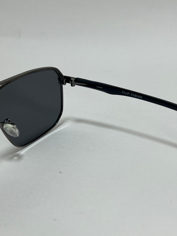 زاویه کناری فریم خلبانی طلایی برای نمایش طراحی کلاسیک