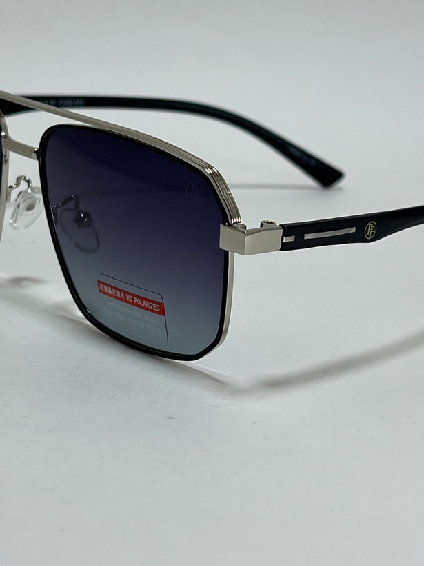 نمای نزدیک از فریم فلزی مشکی طلایی عینک آفتابی مردانه فیلیپ فابین