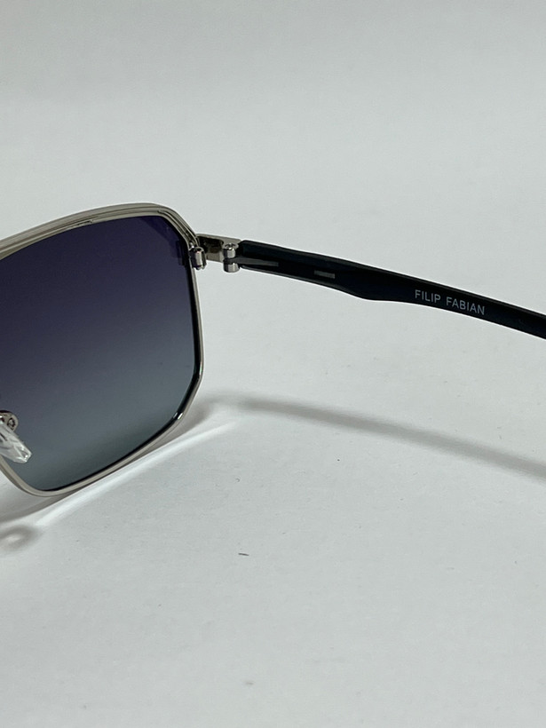 زاویه کناری فریم برای نمایش ترکیب رنگ مشکی طلایی و لنز دودی سایه روشن