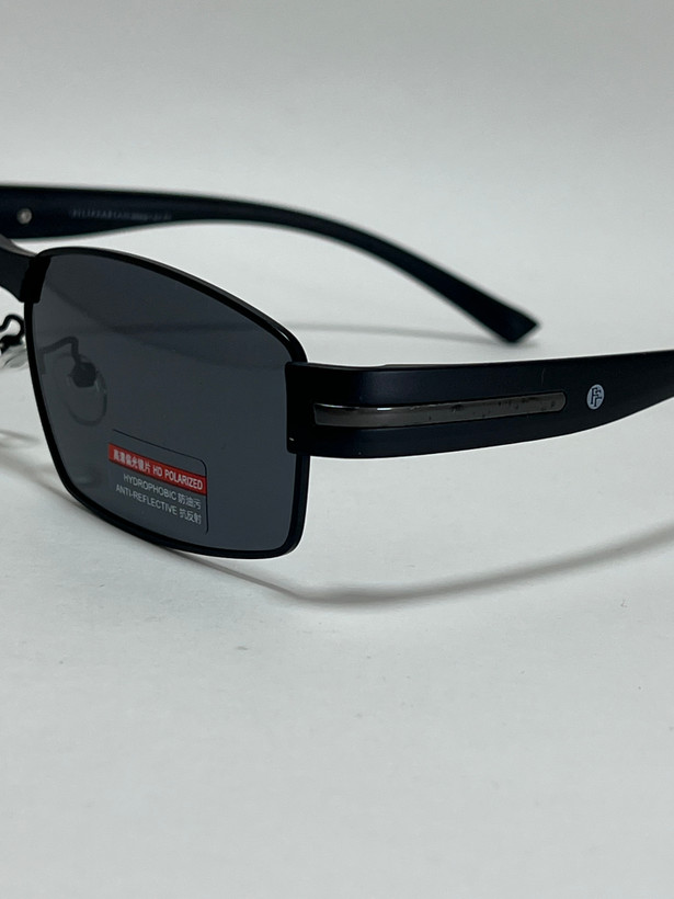 نمای نزدیک از فریم فلزی نقرهای عینک آفتابی مردانه فیلیپ فابین