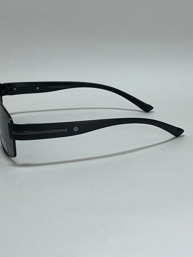 زاویه کناری فریم نقرهای برای نمایش فرم فریم و لنز دودی