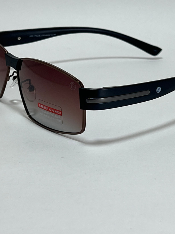 نمای نزدیک از فریم فلزی طلایی عینک آفتابی مردانه فیلیپ فابین