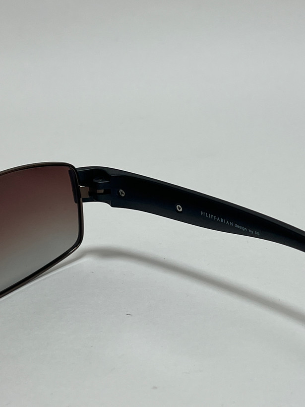 زاویه کناری فریم طلایی برای نمایش لنز دودی پلاریزه