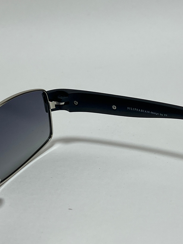 زاویه کناری فریم مشکی برای نمایش طراحی مدرن عینک آفتابی فیلیپ فابین