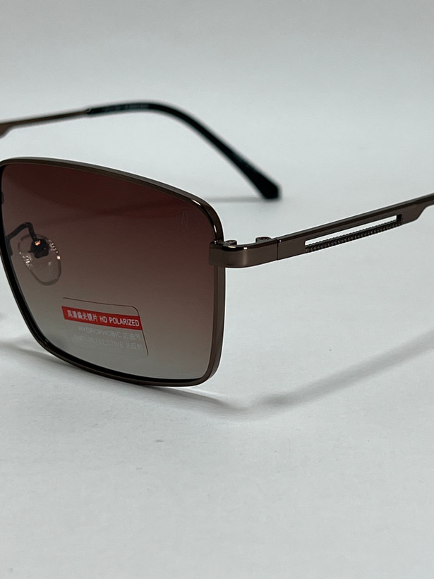 نمای نزدیک از فریم فلزی چندضلعی عینک آفتابی مردانه فیلیپ فابین