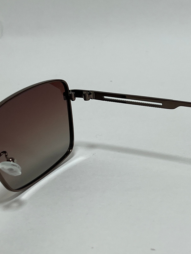 زاویه کناری فریم چندضلعی برای نمایش لنز قهوهای سایه روشن شیک