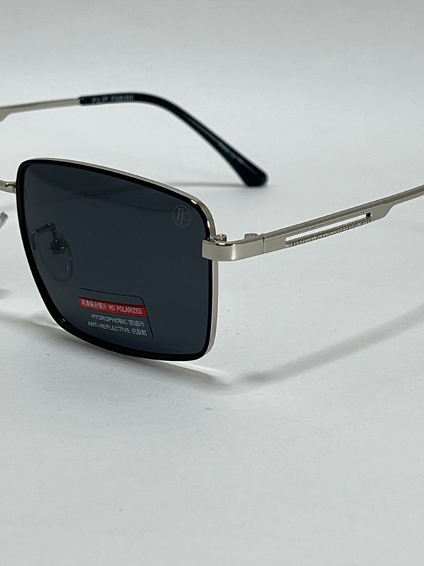 نمای نزدیک از پل بینی عینک آفتابی چندضلعی فیلیپ فابین با لنز دودی