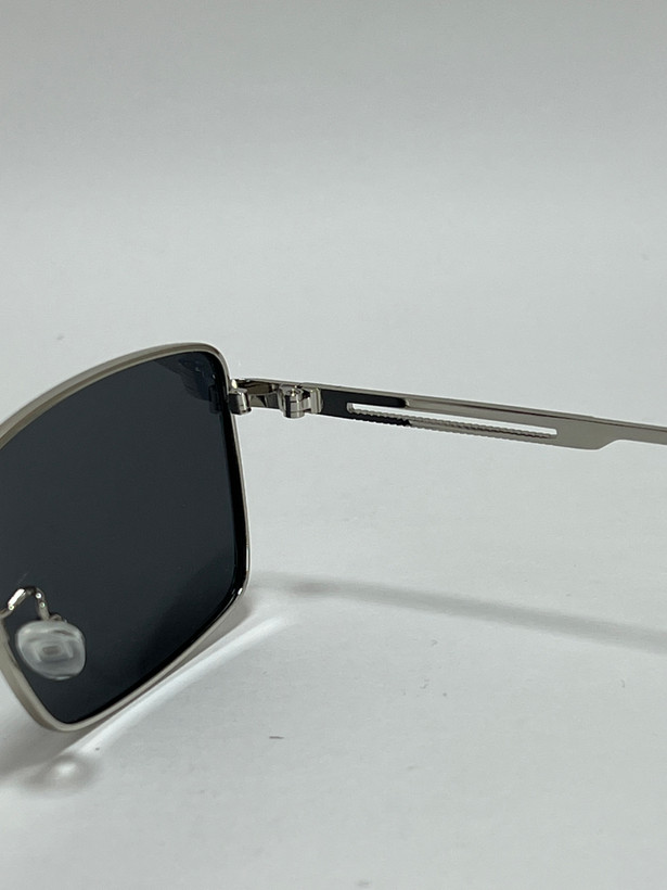 زاویه کناری فریم چندضلعی برای نمایش طراحی خاص عینک آفتابی فیلیپ فابین