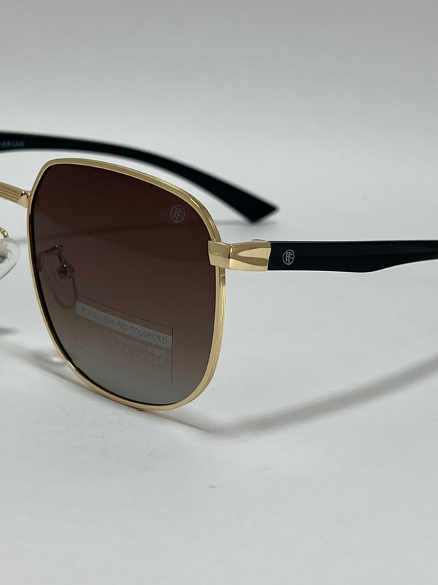 نمای نزدیک از پل بینی عینک آفتابی مردانه طلایی فیلیپ فابین Filip Fabian شیک