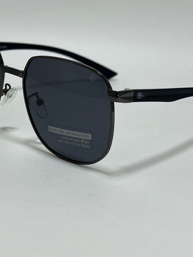 نمای نزدیک از فریم فلزی نقرهای مات عینک آفتابی مردانه فیلیپ فابین