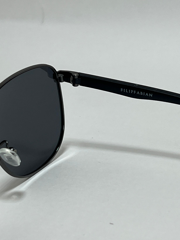 زاویه کناری فریم عینک آفتابی مردانه نقرهای برای نمایش فرم فریم