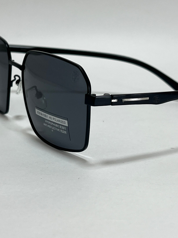 زاویه کناری فریم عینک آفتابی مردانه مشکی برای نمایش جزئیات طراحی