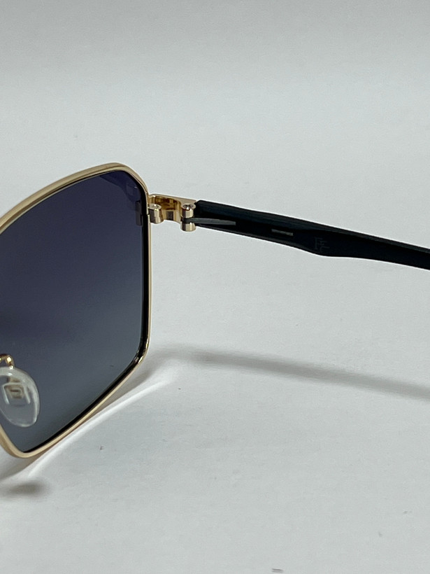 زاویه کناری فریم عینک آفتابی مردانه برای نمایش لنز دودی سایه روشن