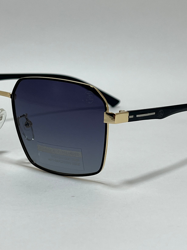 نمای نزدیک از فریم فلزی مستطیلی عینک آفتابی مردانه فیلیپ فابین