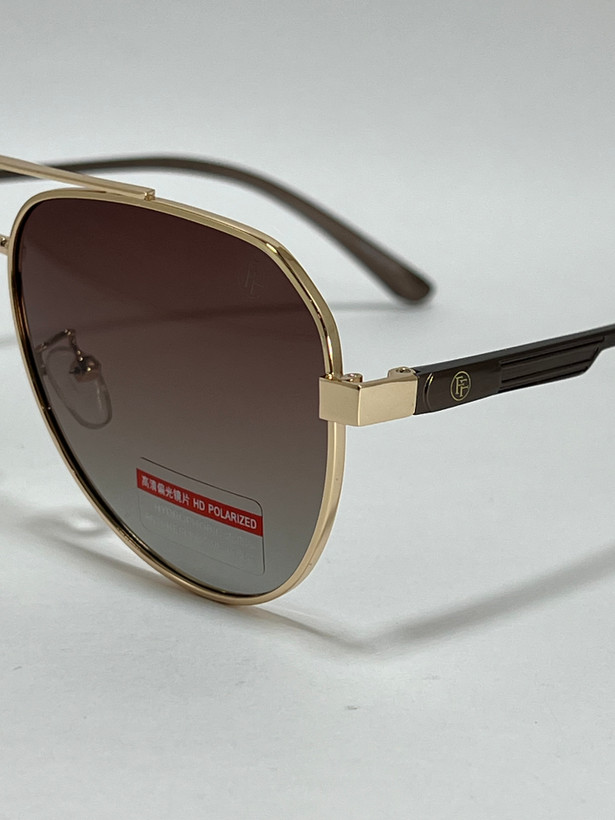 نمای نزدیک از پل بینی عینک آفتابی خلبانی فیلیپ فابین طلایی