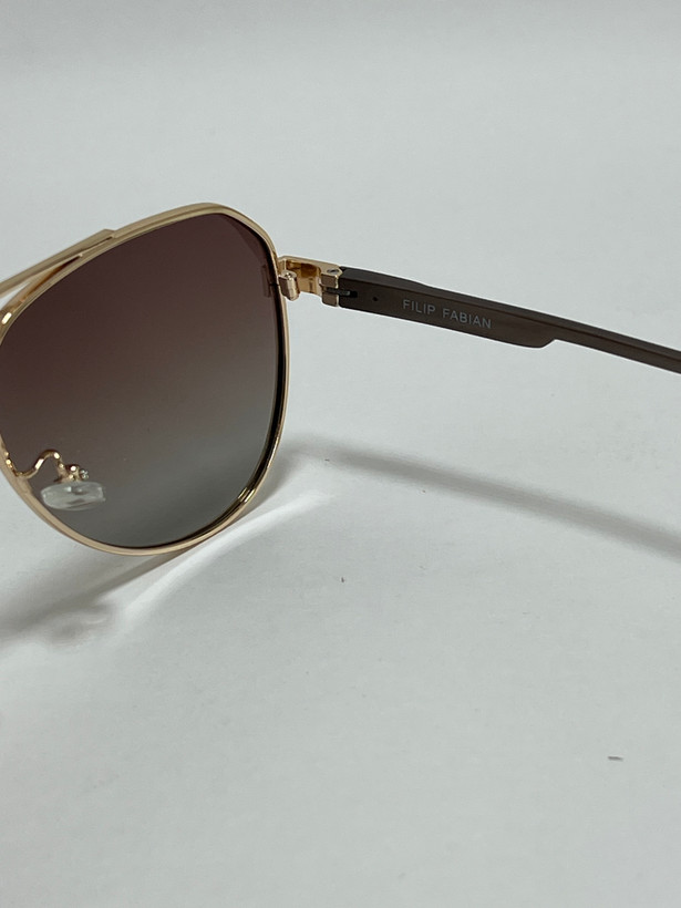 زاویه کناری فریم خلبانی طلایی برای نمایش لنز قهوهای سایه روشن