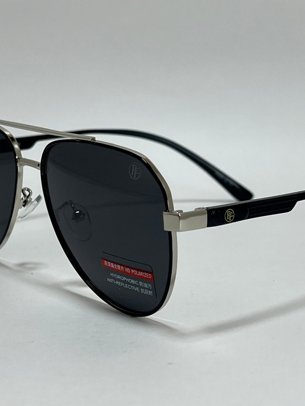 نمای نزدیک از پل بینی عینک آفتابی مردانه خلبانی فیلیپ فابین Filip Fabian شیک