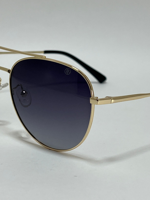 نمای نزدیک از فریم فلزی مشکی طلایی عینک آفتابی مردانه فیلیپ فابین