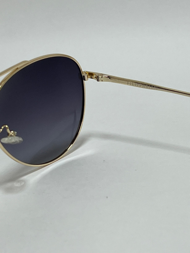 زاویه کناری فریم عینک آفتابی مردانه برای نمایش ترکیب رنگ مشکی طلایی