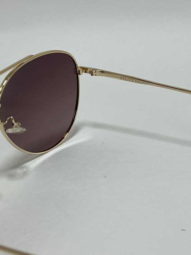 زاویه کناری فریم عینک آفتابی مردانه برای نمایش لنز قهوهای سایه روشن