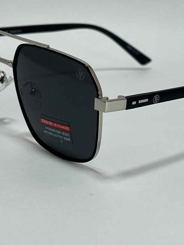 نمای نزدیک از فریم فلزی نقرهای عینک آفتابی مردانه فیلیپ فابین