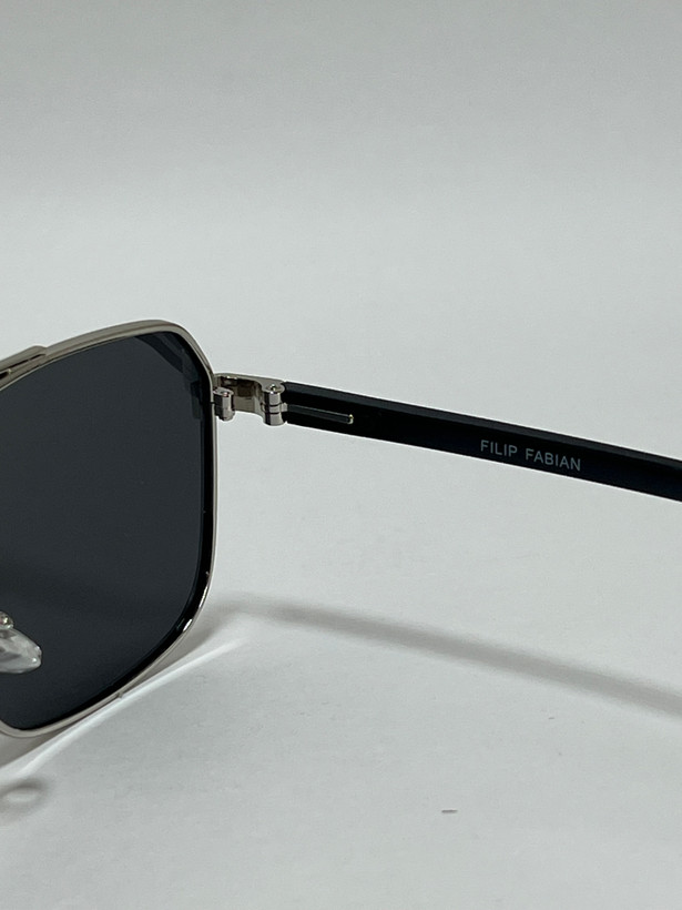 زاویه کناری فریم عینک آفتابی مردانه نقرهای برای نمایش فرم فریم