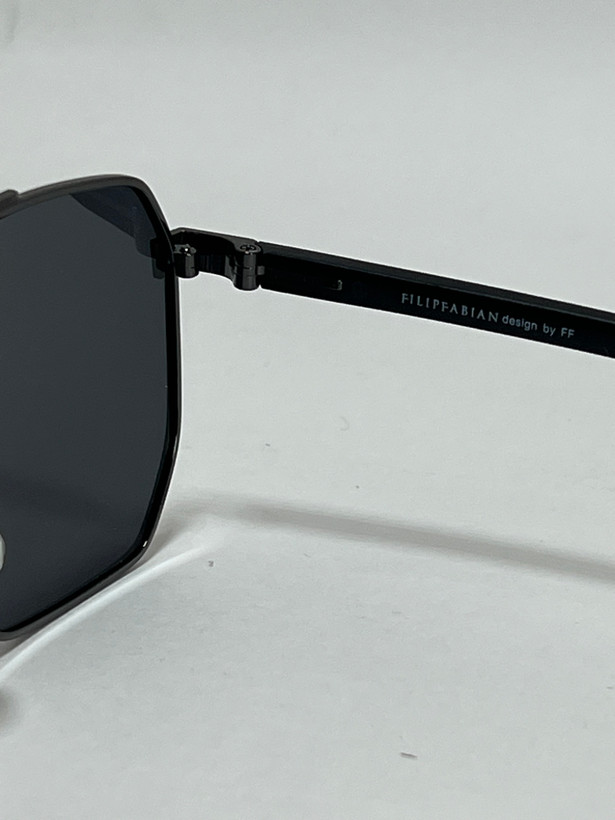 زاویه کناری فریم فلزی عینک آفتابی مردانه برای نمایش جزئیات طراحی