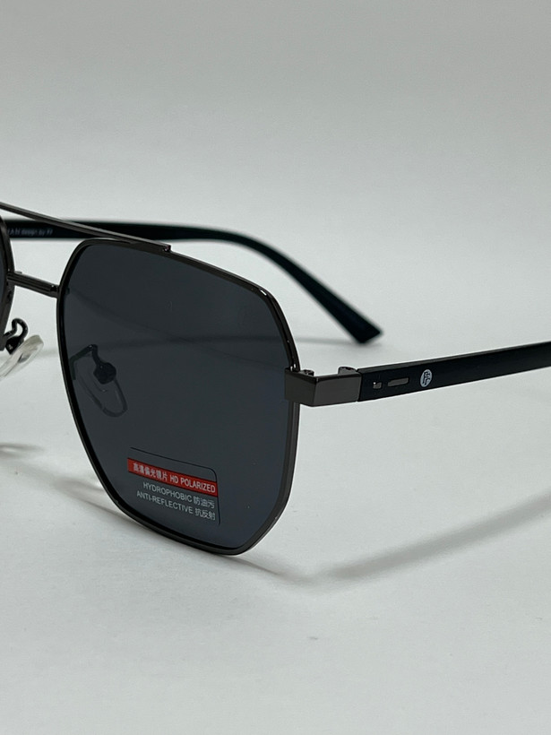 نمای نزدیک از پل بینی و پد عینک آفتابی مردانه فلزی فیلیپ فابین طلایی