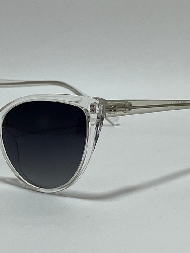 نمای نزدیک از فریم کائوچو استات عینک آفتابی گربهای زنانه