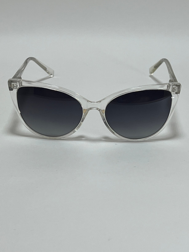 نمای پشت فریم عینک آفتابی گربهای زنانه با لنز دودی