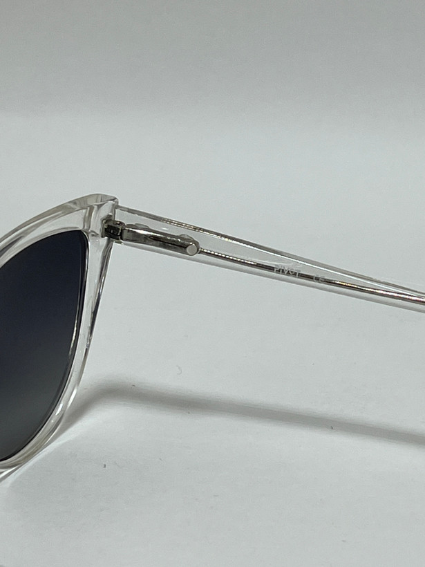 زاویه کناری فریم عینک آفتابی گربهای برای نمایش فرم فریم