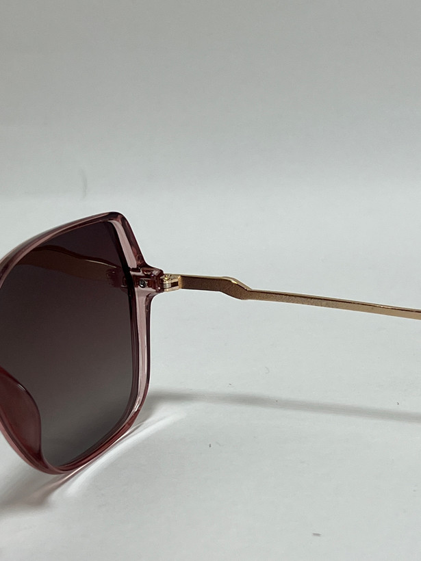 زاویه کناری فریم عینک آفتابی زنانه قهوهای برای نمایش فرم