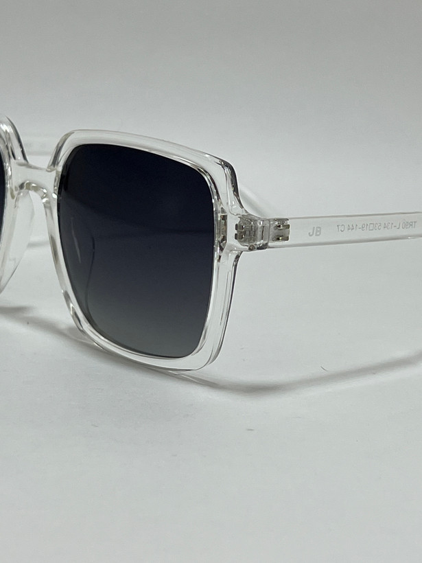 نمای نزدیک از فریم کائوچویی پلنگی عینک آفتابی فیلیپ فابین