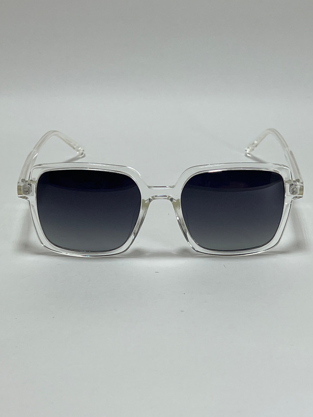 نمای پشت فریم و جزئیات لولای عینک آفتابی پلنگی