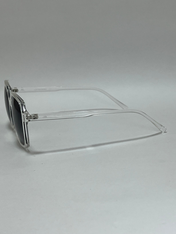 زاویه کناری فریم عینک آفتابی زنانه با طرح پلنگی خاص