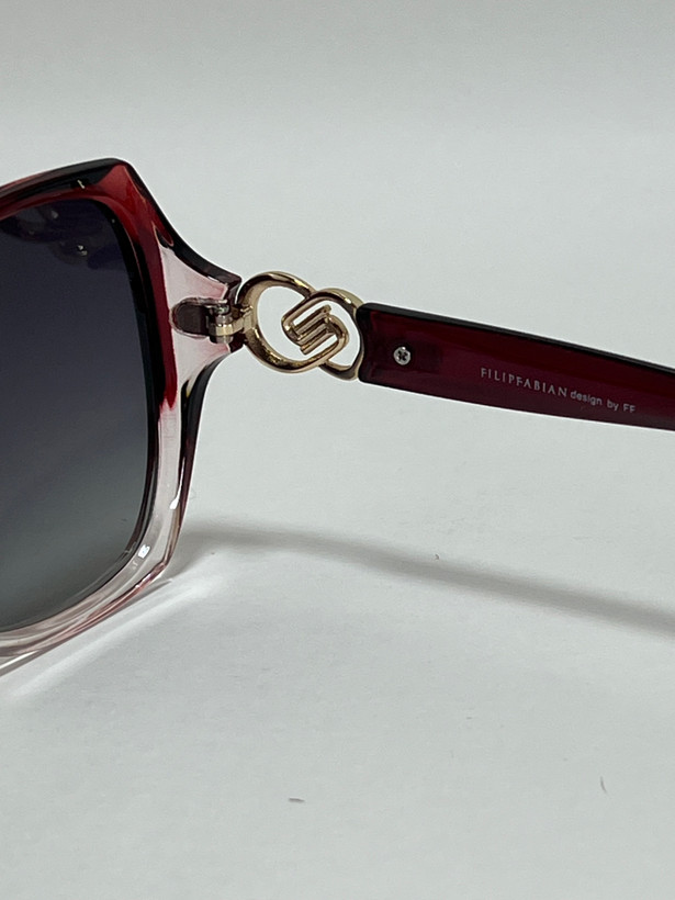 زاویه کناری فریم عینک آفتابی زنانه برای نمایش فرم فریم مشکی