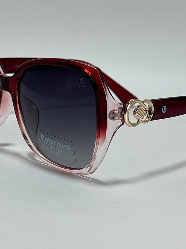 نمای نزدیک از فریم کائوچویی مشکی عینک آفتابی فیلیپ فابین