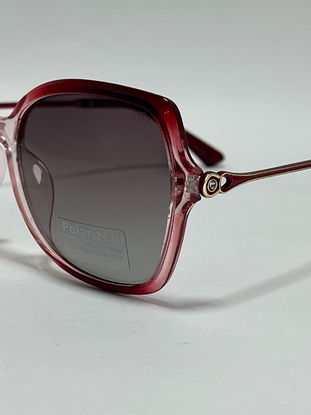 نمای نزدیک از فریم بنفش عینک آفتابی زنانه فیلیپ فابین Filip Fabian شیک uv400