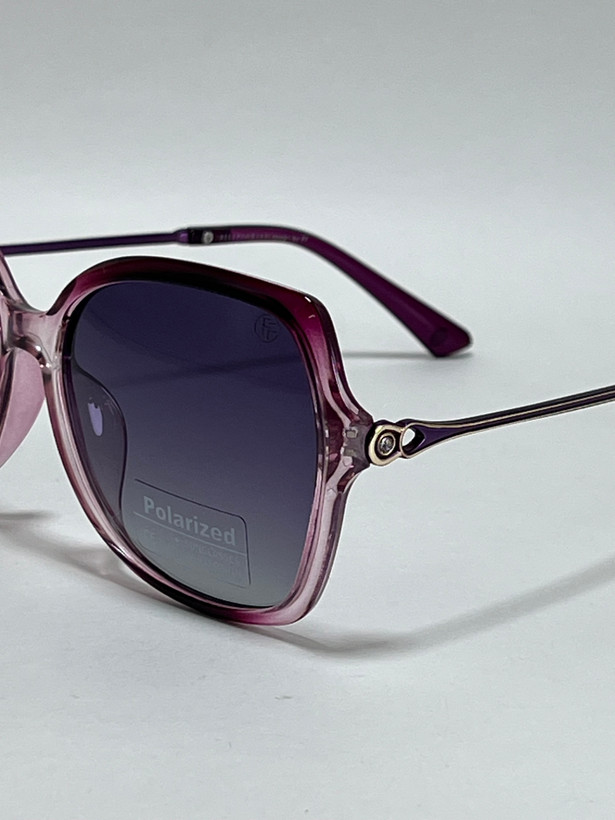 نمای نزدیک از فریم آبی عینک آفتابی زنانه فیلیپ فابین Filip Fabian شیک uv400