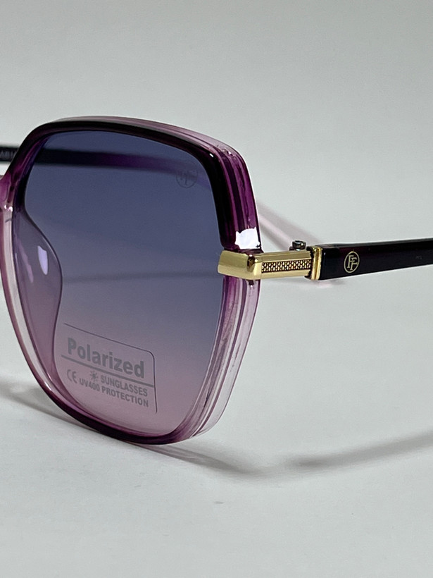 نمای نزدیک از فریم سبز عینک آفتابی زنانه فیلیپ فابین Filip Fabian شیک uv400