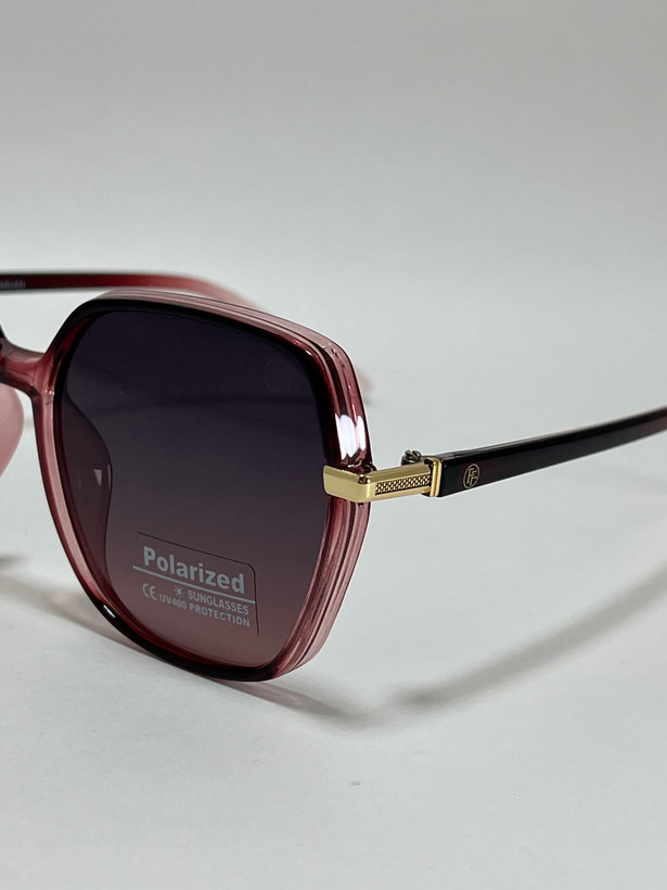 نمای نزدیک از فریم طوسی عینک آفتابی زنانه فیلیپ فابین Filip Fabian شیک uv400