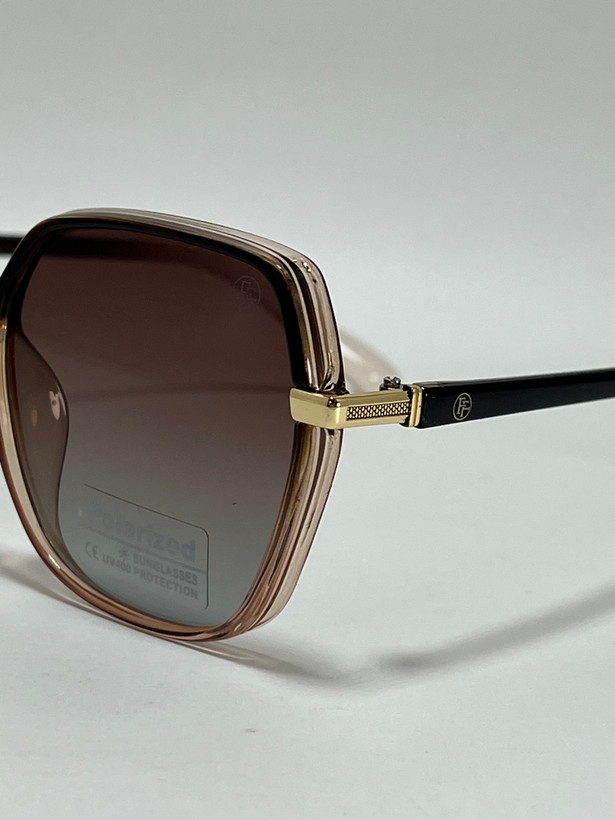 نمای نزدیک از فریم زرشکی عینک آفتابی زنانه کائوچو فیلیپ فابین Filip Fabian شیک