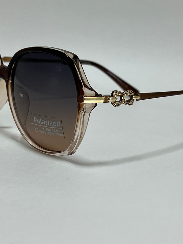 نمای نزدیک از فریم پلنگی عینک آفتابی زنانه فیلیپ فابین Filip Fabian شیک uv400