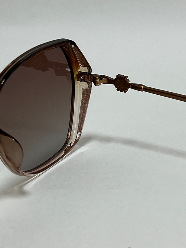 زاویه کناری عینک آفتابی زنانه فیلیپ فابین برای نمایش فرم فریم